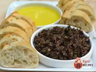 Брускетта з тапенадом із чорних оливок