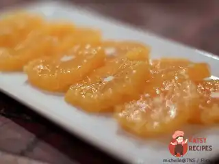 Апельсини під легким соусом із корицею