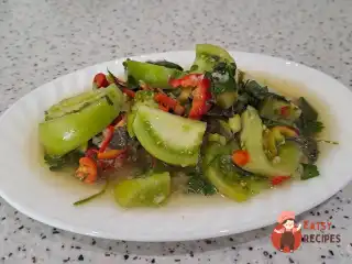 Салат із зелених помідорів із базиліком