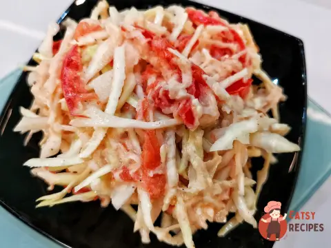 Коулсло з кольрабі та помідорами
