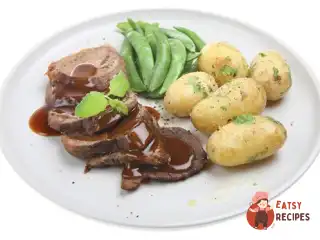 Молода картопля з петрушкою, м'ятою та цибулею