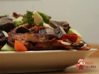 Салат з броколі та помідорів з маринованою куркою та грибами шиїтаке