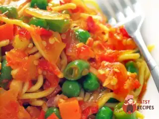 Салат з рисової локшини з овочами та зеленню