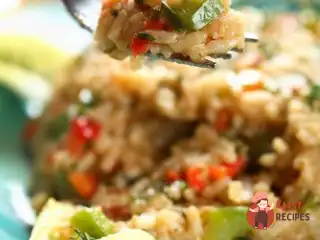 Смажений коричневий рис з овочами та яйцями