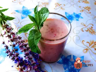 Бананово-полуничний смузі з ванільним цукром