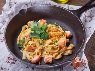 Паста з лососем у вершковому соусі