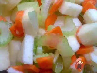 Селеровий салат з яблуком, морквою і м'ятою