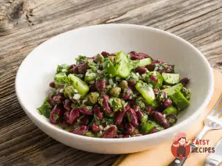 Дуже простий салат із квасолею