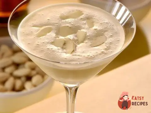Новорічний яєчний коктейль із віскі (Snowball)