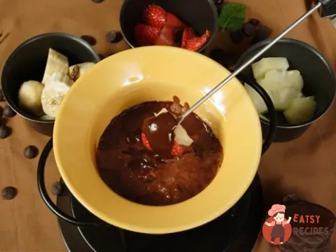 Шоколадне фондю з фруктовими шашликами