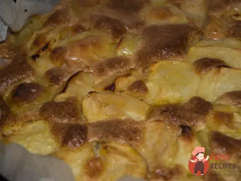 Яблучна шарлотка з манкою