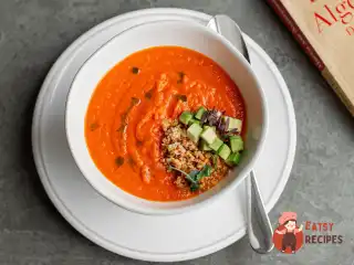 Томатний суп з кіноа та авокадо