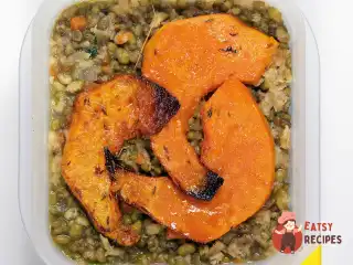 Печений гарбуз з кашею з машу