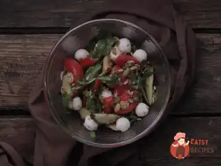 Легкий овочевий салат з моцарелою