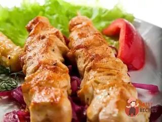 Свинячі шашлики у спеціях із часниковим соусом