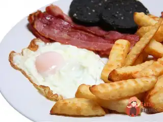Яєчня з картопляною соломкою та беконом