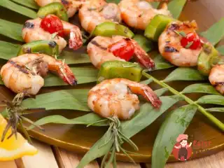 Мариновані у вині креветки на шпажках із розмарину