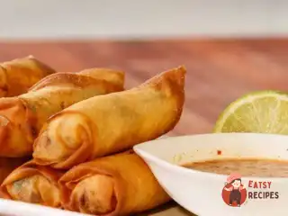 Хрусткі сигари з креветками та кокосовим соусом.