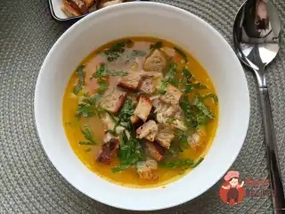 Курячий суп із часниковими сухариками