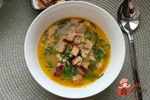 Курячий суп із часниковими сухариками