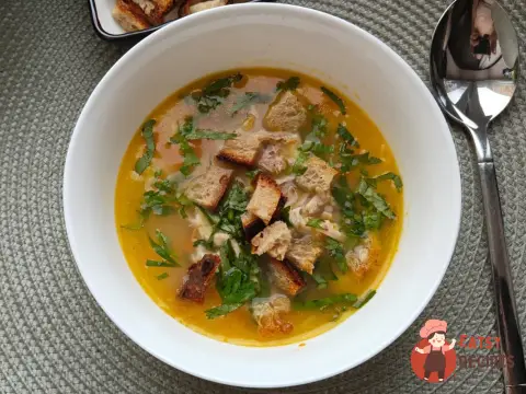 Курячий суп із часниковими сухариками