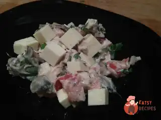 Курячий салат із бринзою