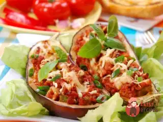 Баклажани, фаршировані овочами