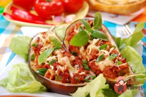 Баклажани, фаршировані овочами