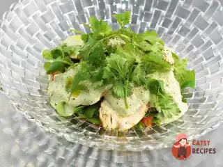 Салат із копченого курчати з соусом сациві