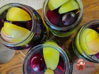 Крок 13: Мариновані сливи з яблуками на зиму
