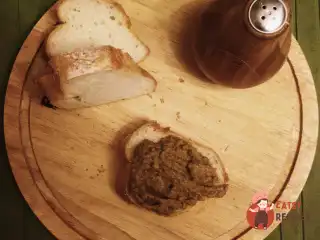 Паштет з курячої печінки з яблуком та вершками.