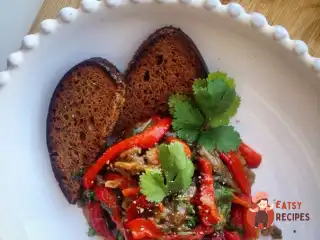 Печені баклажани та перці з часником та зеленню