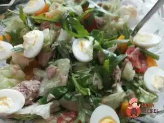 Салат з тунцем та руколою