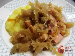 Шукрут (тушкована квашена капуста з копченостями)