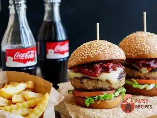 Американський бургер з куркою та беконом