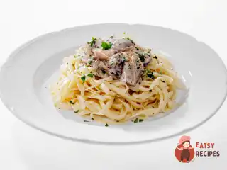 Яєчна локшина з грибами у вершковому соусі