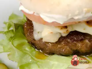Гарячі гамбургери з бринзою та яловичиною