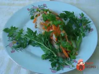 Смажена камбала з морквою, цибулею та сметаною.