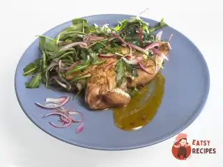 Лимонне курча з соусом із солодкого чилі, гірчиці та меду, зеленим салатом та маринованою цибулею