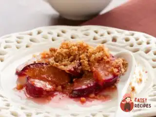 Персиково-чорничний крамбл