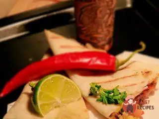 Кесаділля з пряною бараниною, овочами та сиром