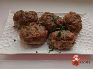 Котлети з домашнього фаршу зі шпинатом