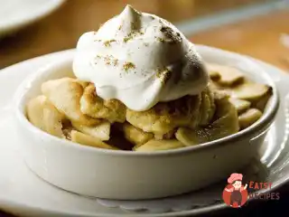 Коблер з яблуками, айвою та ромовими родзинками