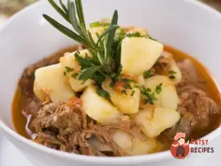 Свиняче рагу з яблуками та капустою