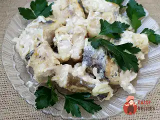 Хек, тушкований у сметані