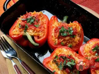 Перець, фарширований овочами