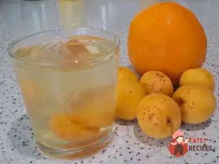 Абрикосовий компот на зиму з апельсином та корицею.