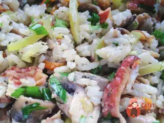 Рис з овочами в соусі табаско, зеленню та смаженим беконом.