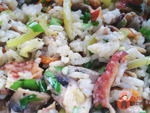Рис з овочами в соусі табаско, зеленню та смаженим беконом.
