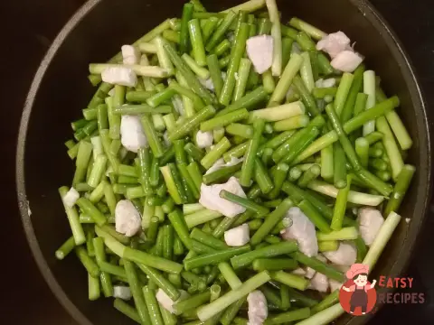 Пагони часнику з куркою